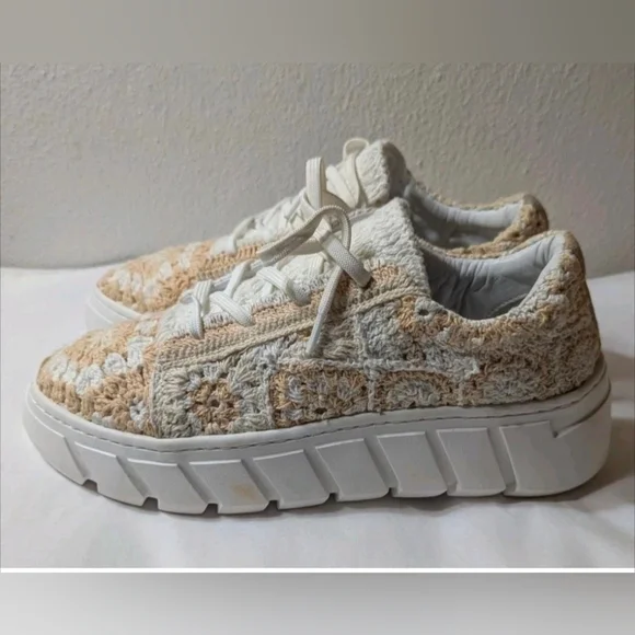 Free People Sneakers Shoes Catch Me If You Can Crochet Flower Women's Sz 7.5 NEW - Picture 5 of 12